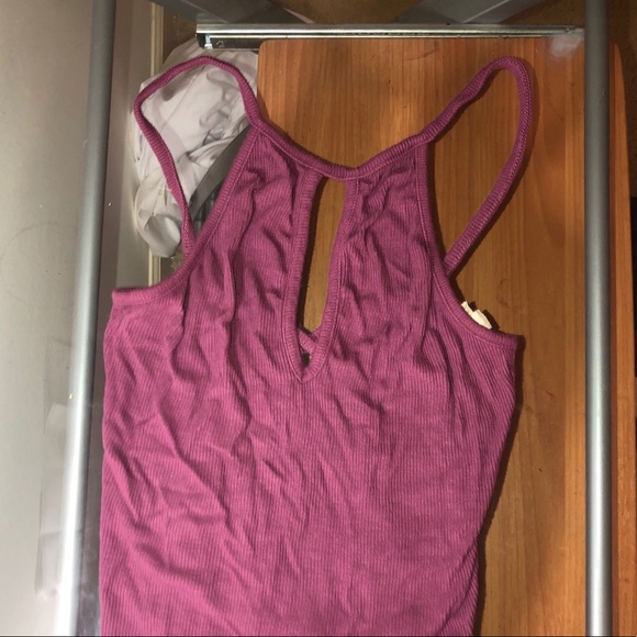 Maroon tank - Picture 1 of 1